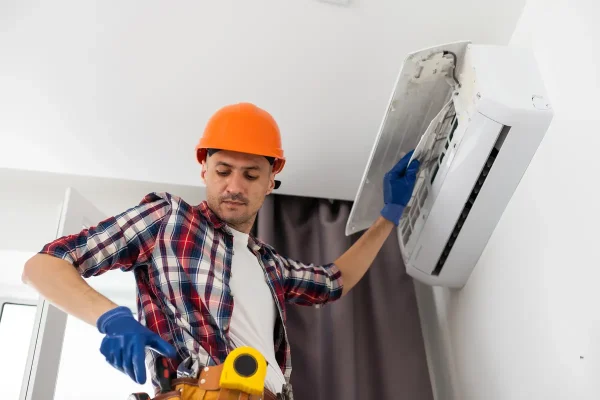 air-technicians-are-checking-air-conditioning-2025-01-08-23-37-23-utc_20